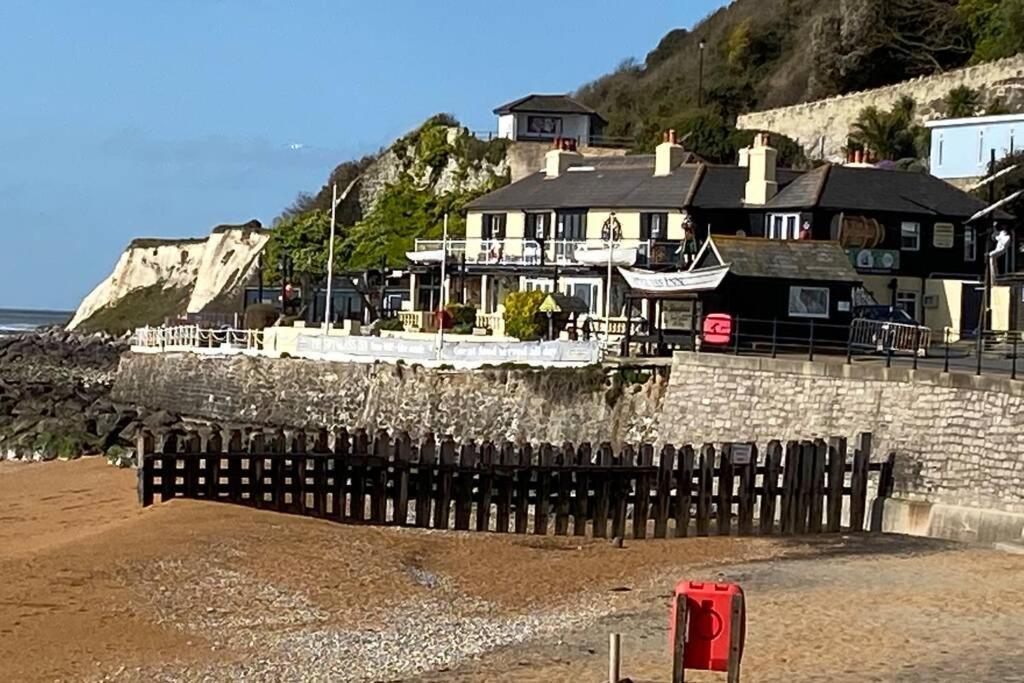 Clarendon View, Historic With Sea Views * Ventnor